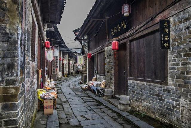 “吝啬”邵逸夫:一生捐了三万栋逸夫楼,为何有的“逸”字少一点